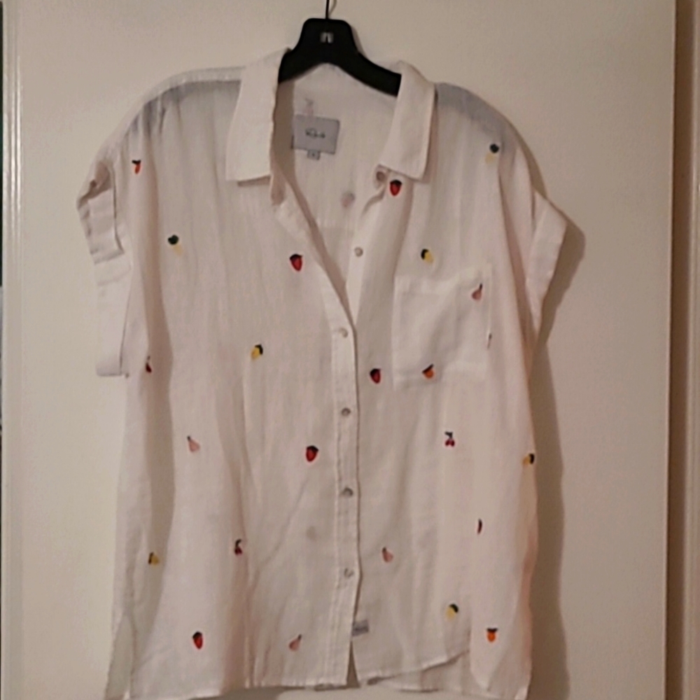 Cropped sleeve embroidered top